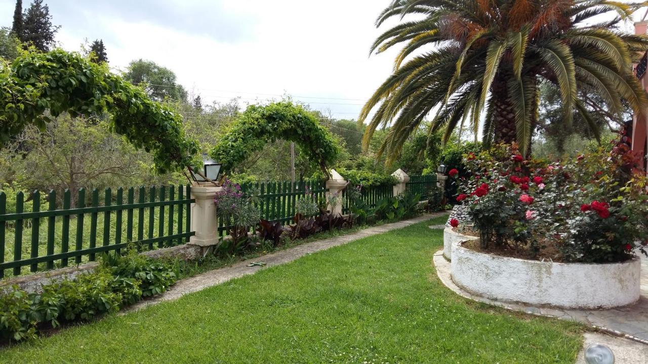 Pool Villa Grigoris Aspiotades Bagian luar foto