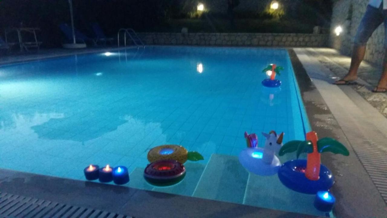Pool Villa Grigoris Aspiotades Bagian luar foto